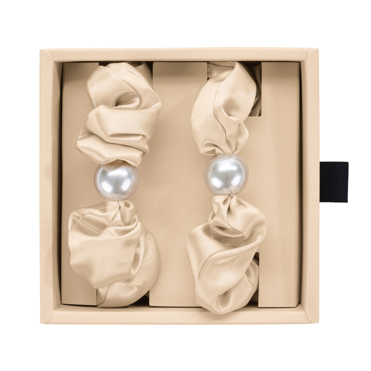 Taupe Blissy Pearl Scrunchies Close-Up – Blissy 22 Momme Silk