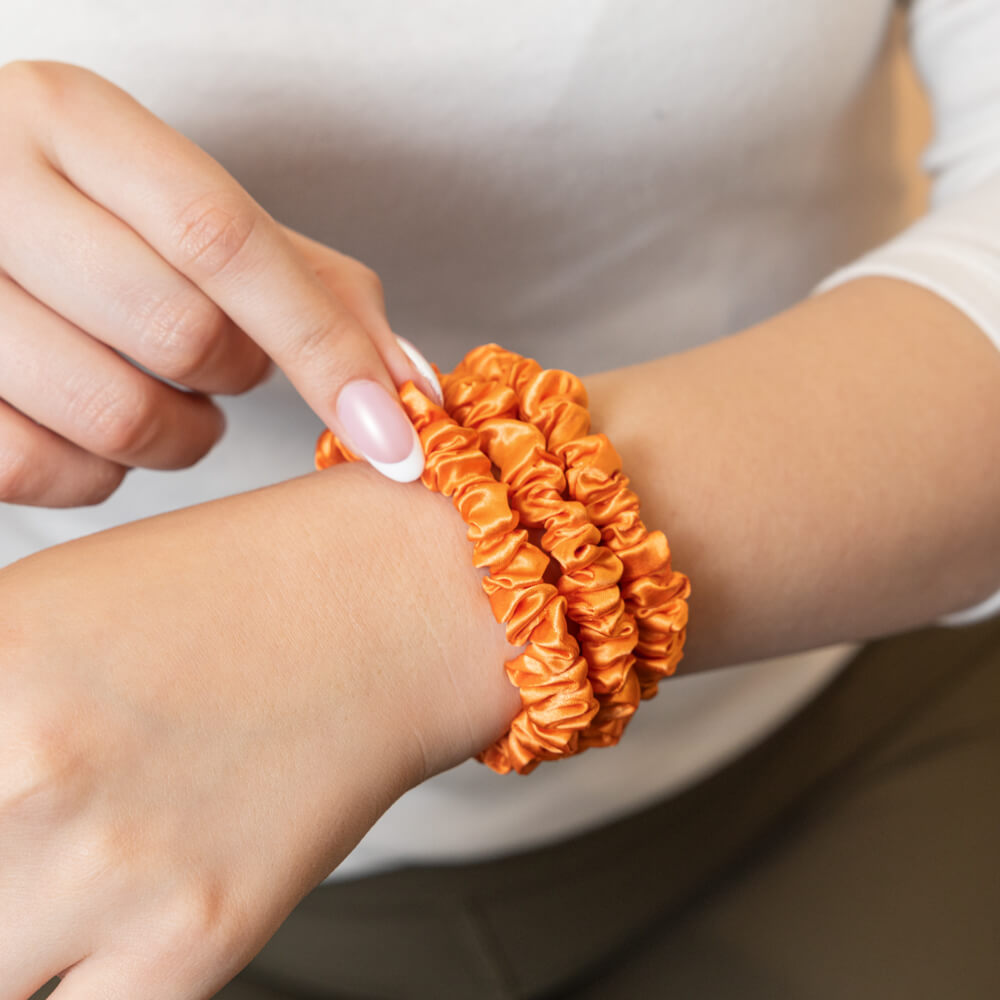 Blissy Coral Blissy Skinny Scrunchies Lifestyle – Mulberry Silk